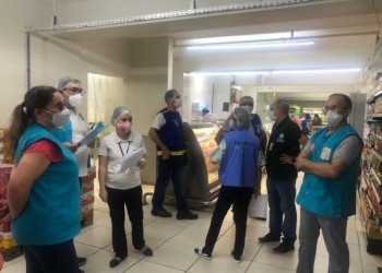 Vigilância Sanitária notifica supermercado por descumprir medidas contra a Covid-19
